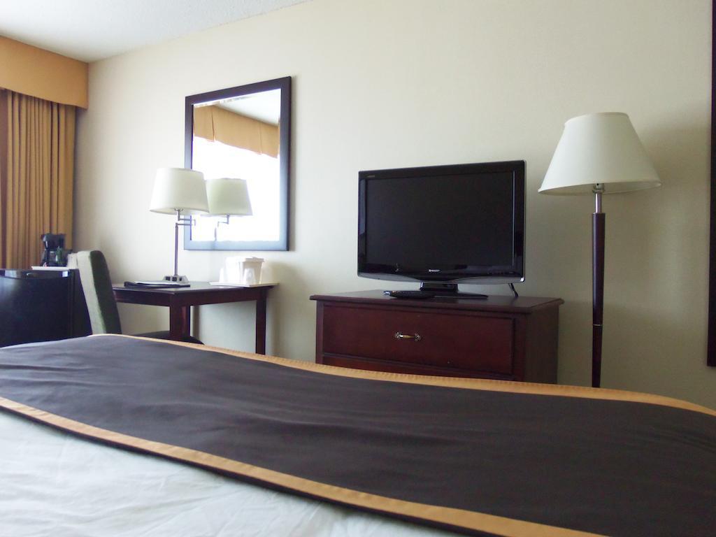 Quality Inn Peterborough Bagian luar foto